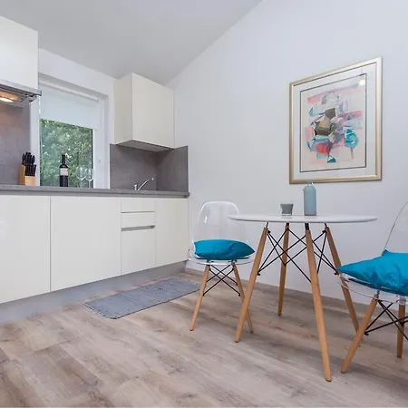 Eden Apartment *