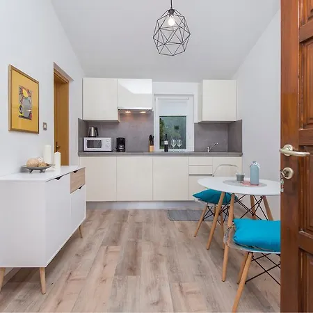 Eden Apartment *